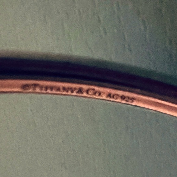 Return toTiffany NarrowCircle Edge Cuff, Sterling Silver,comes with original box - Picture 3 of 4